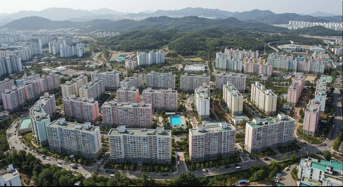 공공임대주택 입주 자격, 2025년 최신 정보 정리, 신혼 부부가 꿈꾸는 대단지 아파트 사진