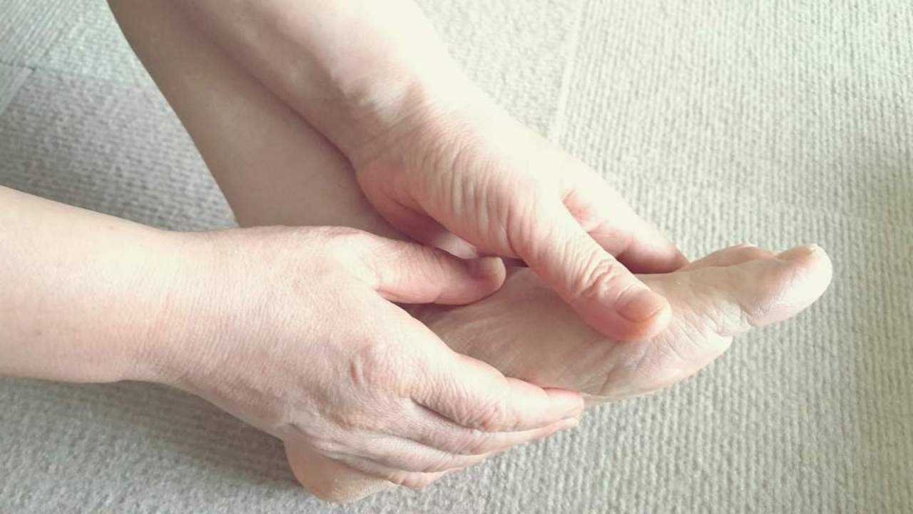 발바닥 통증 부위로 알아보는 족부 질환 원인과 치료